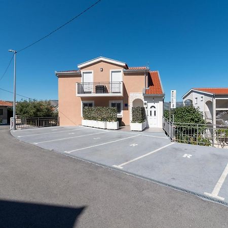 Apartment Gagula With Jacuzzi Трогир Екстериор снимка