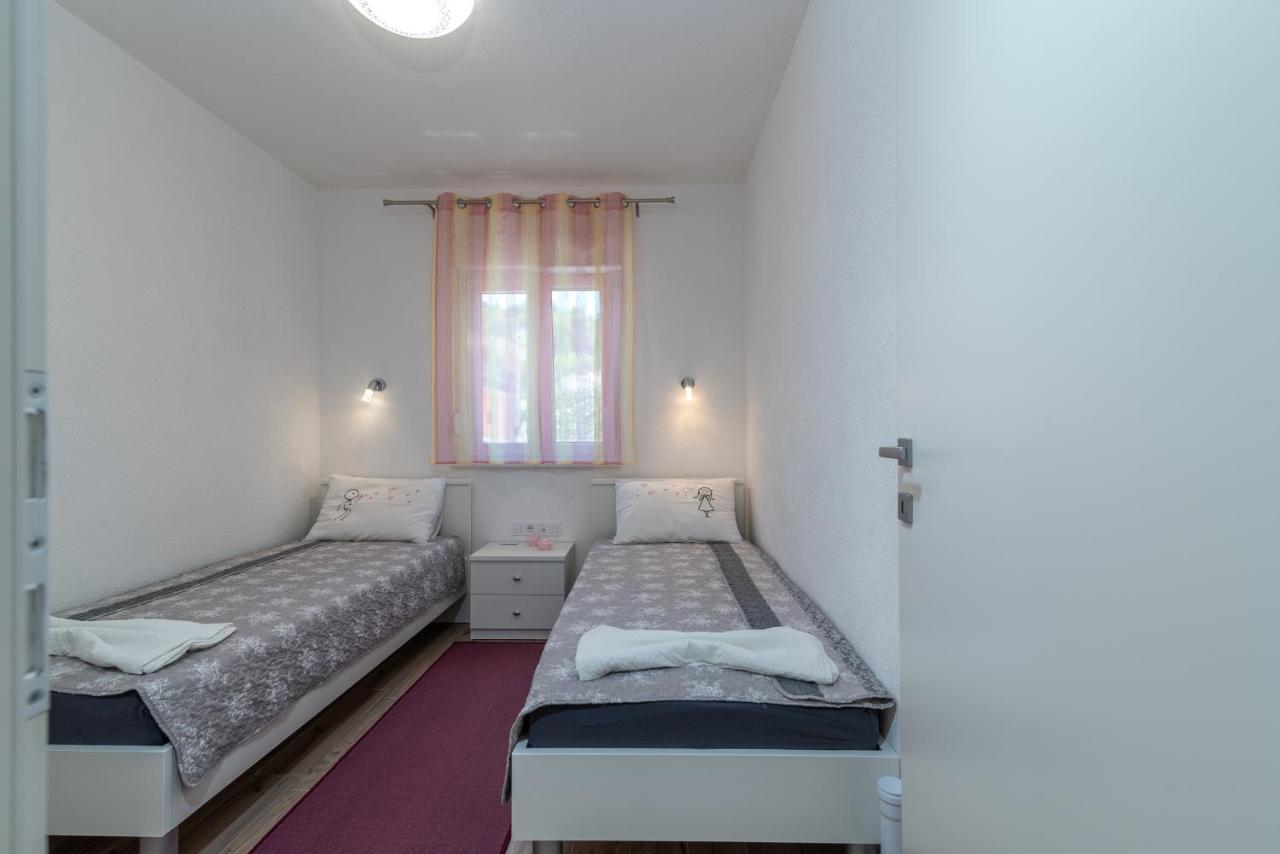 Apartment Gagula With Jacuzzi Трогир Екстериор снимка