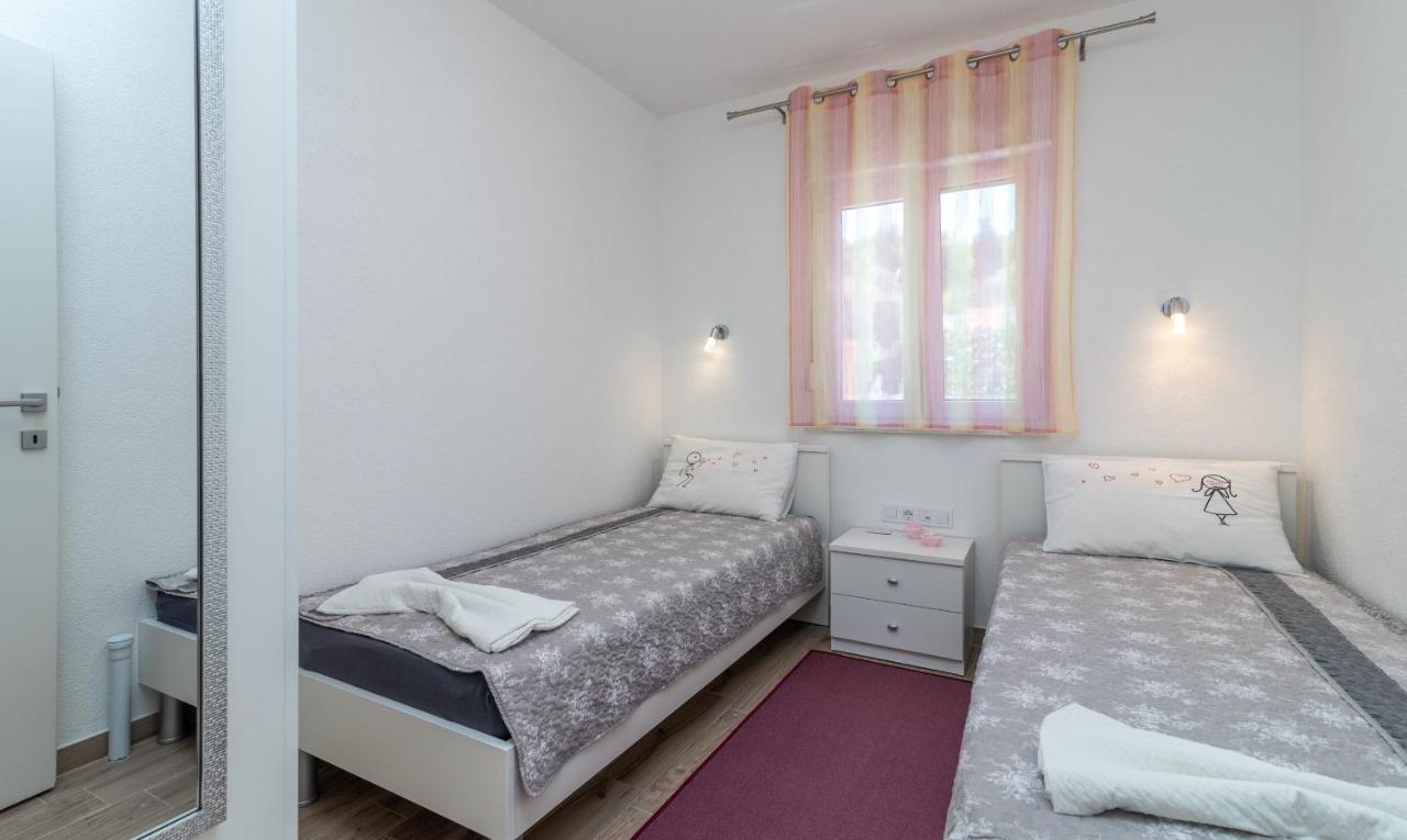Apartment Gagula With Jacuzzi Трогир Екстериор снимка