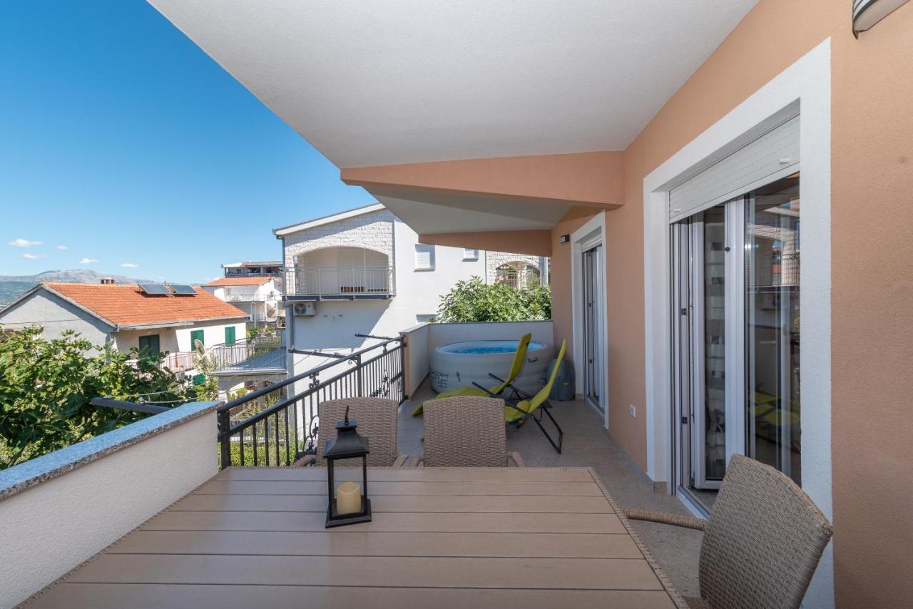 Apartment Gagula With Jacuzzi Трогир Екстериор снимка