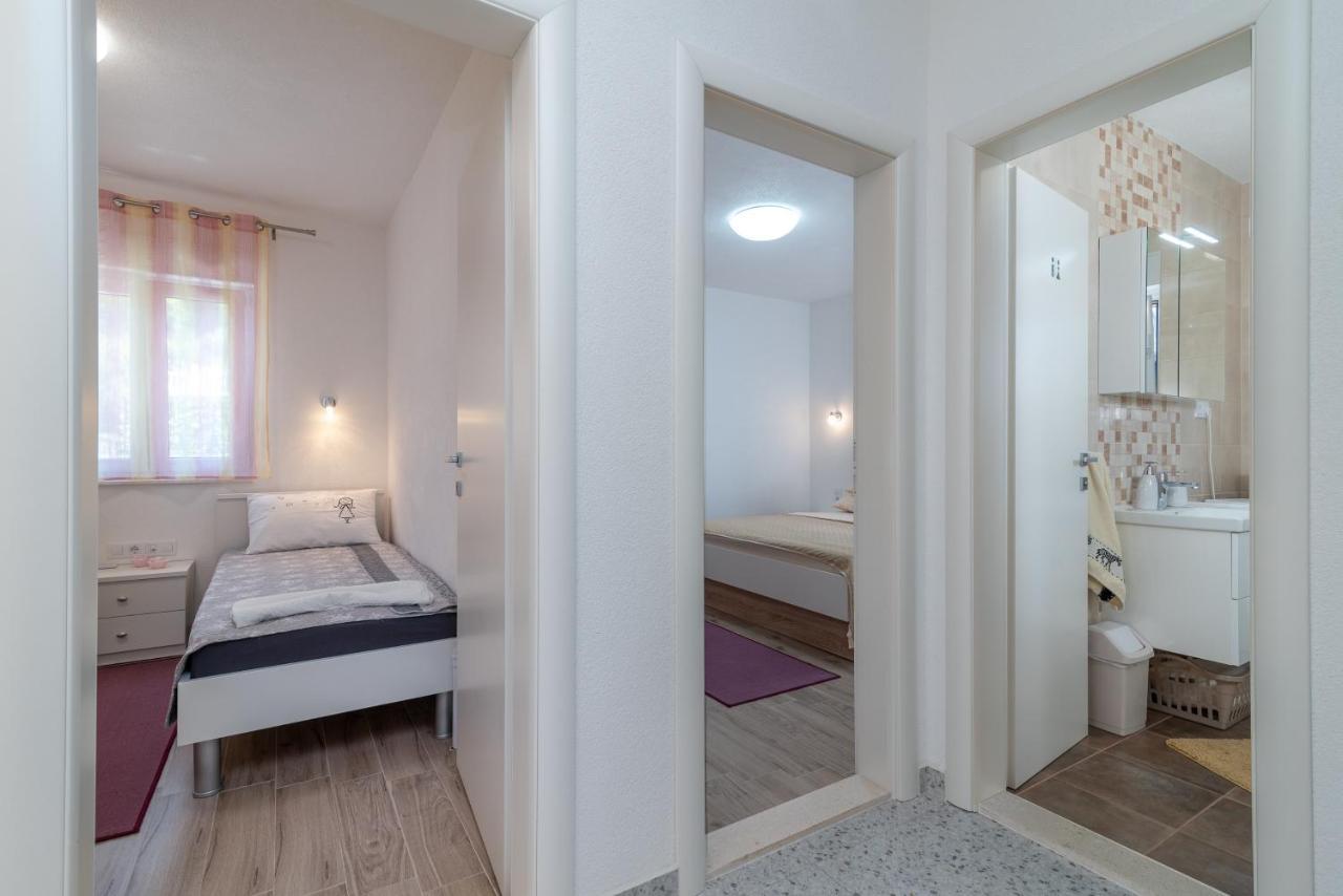 Apartment Gagula With Jacuzzi Трогир Екстериор снимка