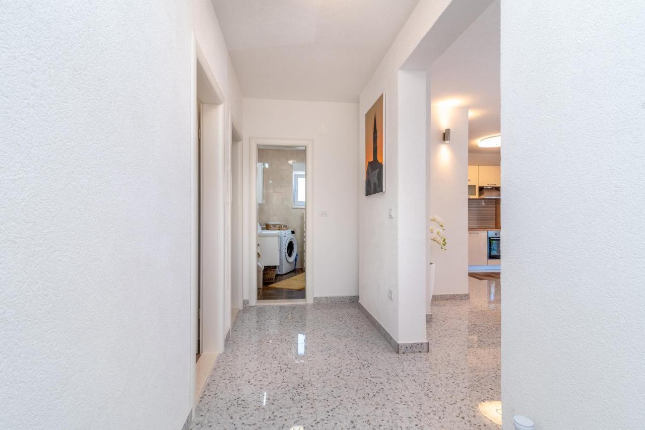 Apartment Gagula With Jacuzzi Трогир Екстериор снимка