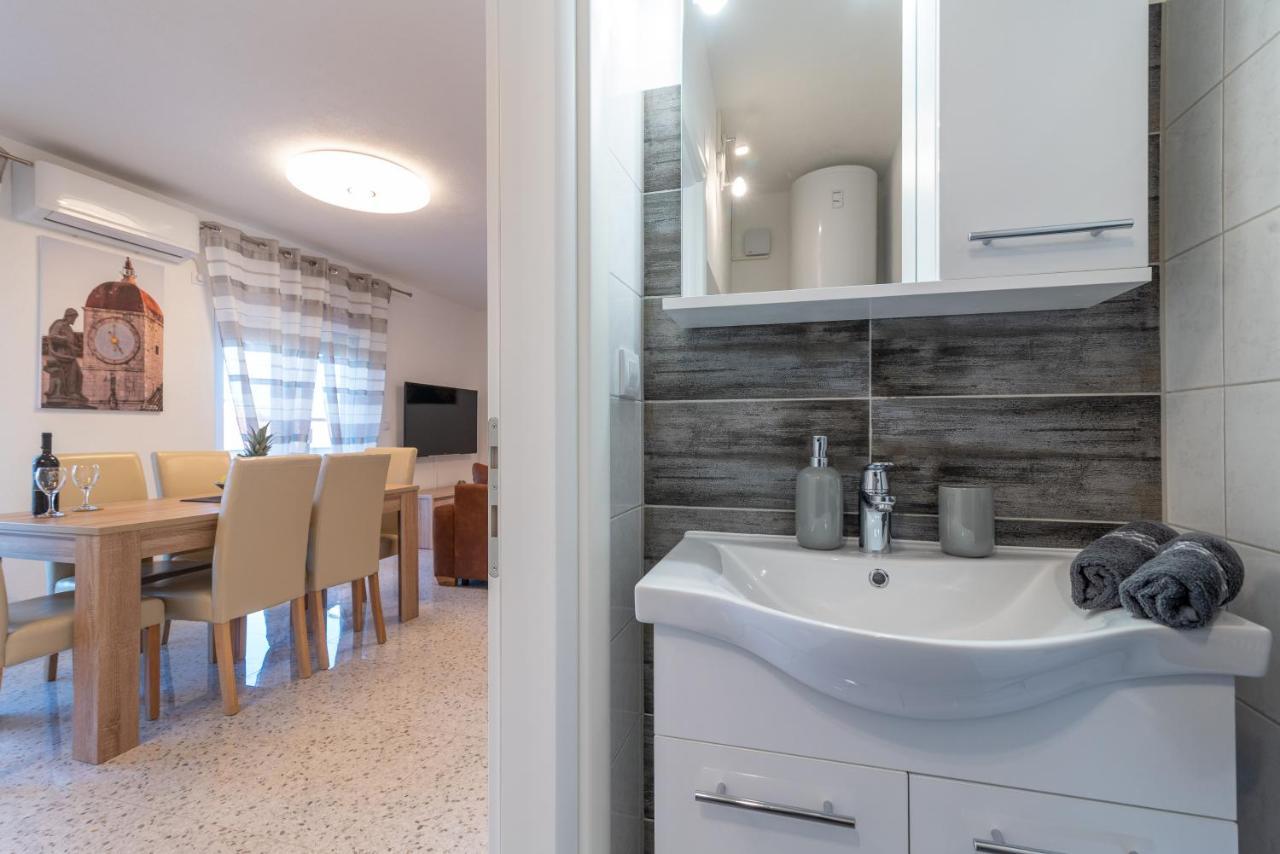 Apartment Gagula With Jacuzzi Трогир Екстериор снимка