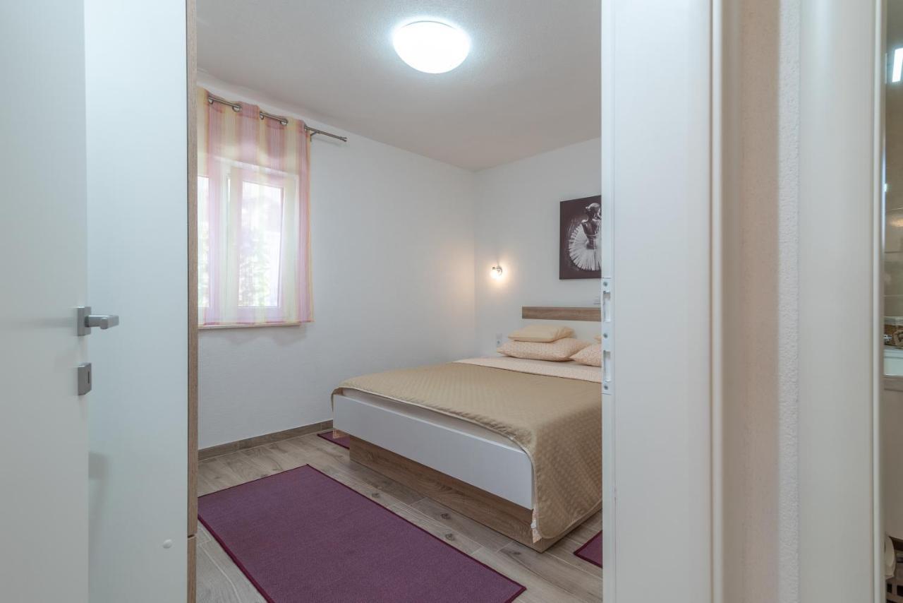 Apartment Gagula With Jacuzzi Трогир Екстериор снимка