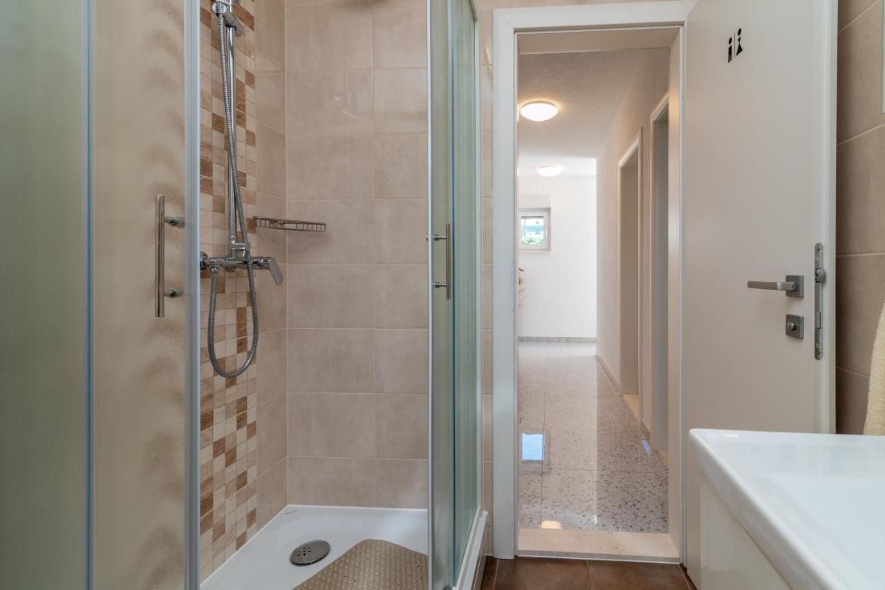 Apartment Gagula With Jacuzzi Трогир Екстериор снимка