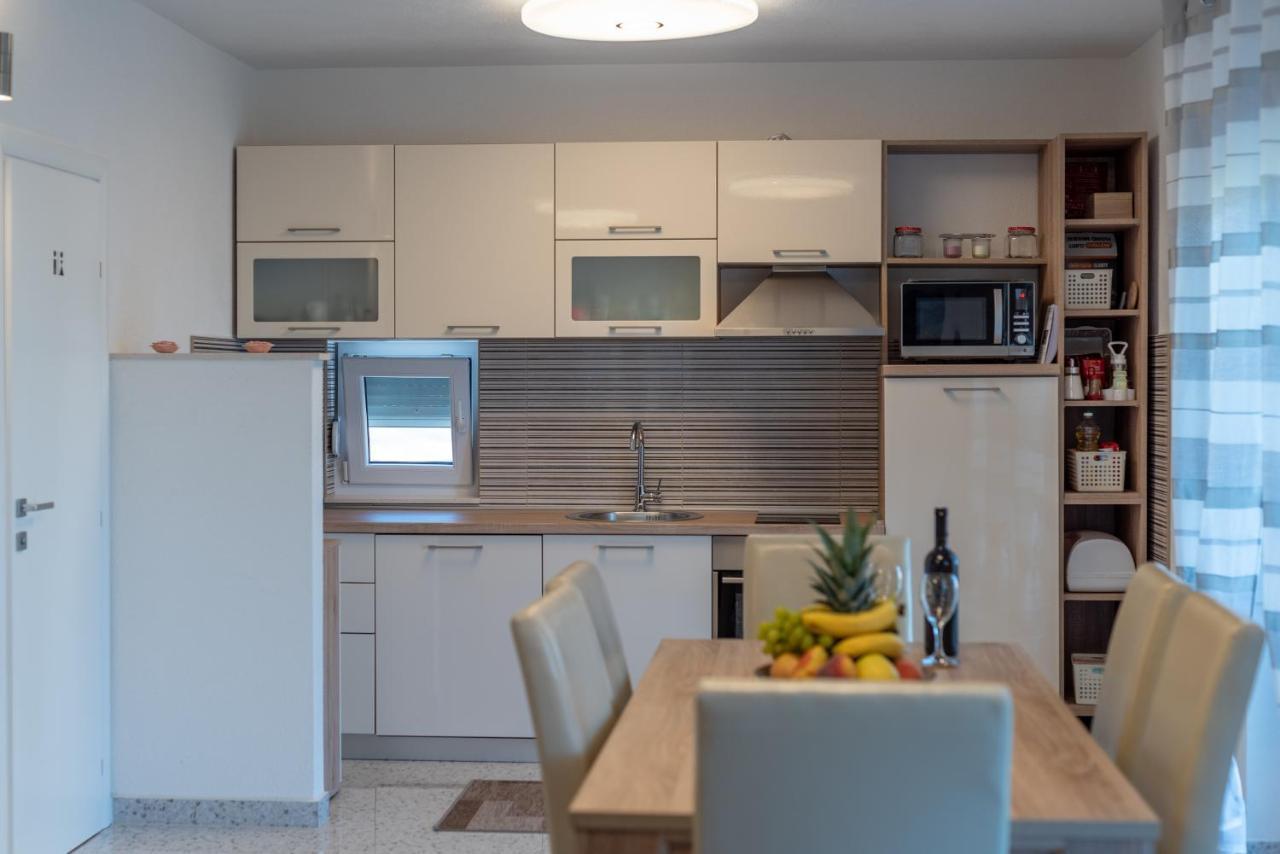 Apartment Gagula With Jacuzzi Трогир Екстериор снимка