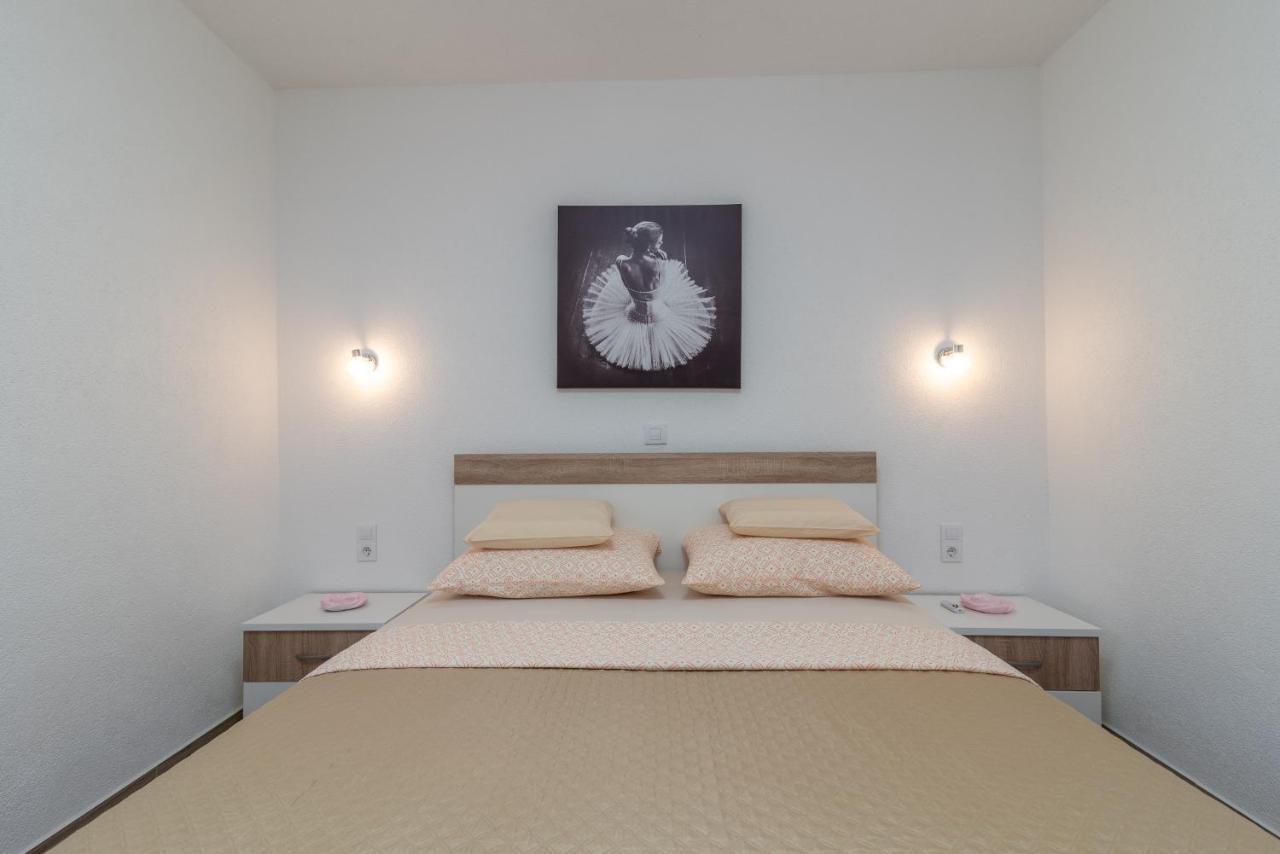 Apartment Gagula With Jacuzzi Трогир Екстериор снимка